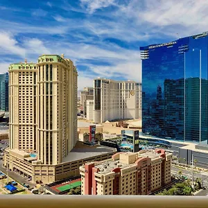  Apartment Strip View Balcony - No Fee !