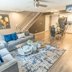 Spacious 2-bedroom Townhouse With Pool & Private Patio In Vegas Las Vegas